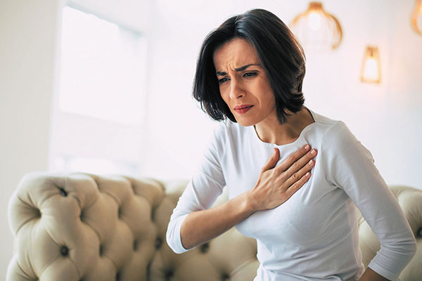 علائم حمله قلبی در زنان چیست